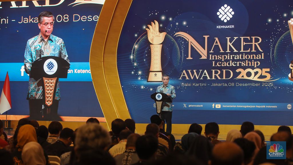 Menteri Ketenagakerjaan, Yassierli menyampaikan sambutan dalam acara Naker Inspirational Leadership Award 2025 di Balai Kartini, Jakarta, Senin (8/12/2025). (CNBC Indonesia/Faisal Rahman)