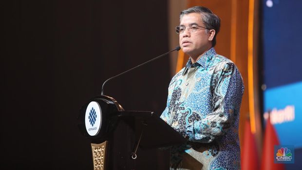 Menteri Ketenagakerjaan, Yassierli menyampaikan sambutan dalam acara Naker Inspirational Leadership Award 2025 di Balai Kartini, Jakarta, Senin (8/12/2025). (CNBC Indonesia/Faisal Rahman)