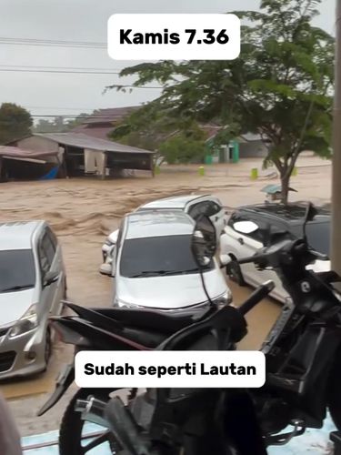 Banjir bandang hantam Meunasah Tunong, Aceh Timur, sejak 27 Nov. Warga mengungsi, listrik padam, komunikasi putus. Akses 5 desa terputus total. Butuh bantuan mendesak, unggahan suasana tersebut langsung viral di media sosial.