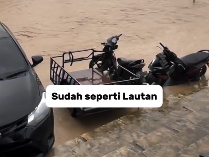 Banjir bandang hantam Meunasah Tunong, Aceh Timur, sejak 27 Nov. Warga mengungsi, listrik padam, komunikasi putus. Akses 5 desa terputus total. Butuh bantuan mendesak, unggahan suasana tersebut langsung viral di media sosial.