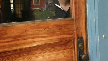 Mungkin kalau sudah dipasang tirainya akan lebih kelihatan fungsinya. Foto: sorry_wasntlistening via Bored Panda  