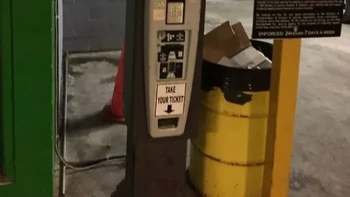 Parking meter bertenaga matahari yang ada di... bawah tanah. Foto: sorry_wasntlistening via Bored Panda  