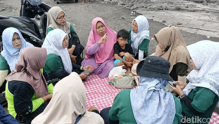 Nur Fitri (kerudung pink) yang kehilangan rumah akibat banjir lahar Gunung Semeru