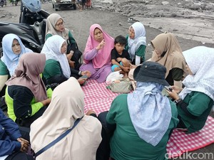 Kisah Pilu Nur Fitri Rumahnya Hancur Diterjang Lahar Semeru