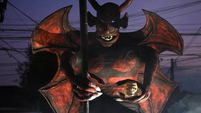 Tradisi tahunan Burning of the Devil atau “Pembakaran Setan” kembali digelar meriah di Guatemala City pada Minggu (7/12/2025). Ribuan warga berkumpul di kawasan Colonia Arrivillaga untuk menyaksikan ritual yang telah menjadi bagian penting dari budaya setempat, menandai dimulainya musim Natal serta perayaan Hari Raya Maria Dikandung Tanpa Noda. REUTERS/Cristina Chiquin