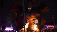 Perayaan dimulai ketika seorang pria menyalakan patung tersebut menggunakan obor, disambut sorak-sorai penonton yang memadati jalan-jalan sekitar. Nyala api besar yang menjulang menjadi ciri khas ritual yang sudah berlangsung sejak abad ke-16 ini, ketika masyarakat Guatemala dahulu membakar barang-barang lama untuk melambangkan pembersihan spiritual. REUTERS/Cristina Chiquin