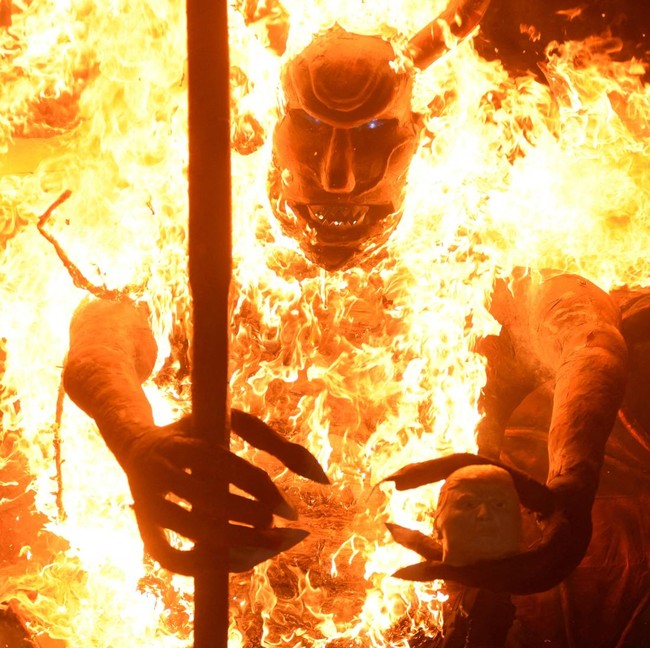 Patung Iblis Bergambar Trump Dibakar dalam Perayaan Pembakaran Setan di Guatemala