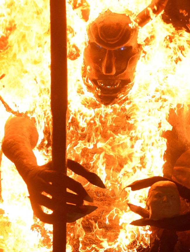 Patung Iblis Bergambar Trump Dibakar dalam Perayaan Pembakaran Setan di Guatemala