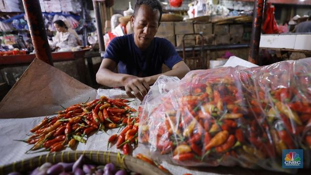 Pedagag menunggu calon pembeli di Pasar Kebayoran Lama, Jakarta, Senin (8/12/2025). (CNBC Indonesia/Tri Susilo)