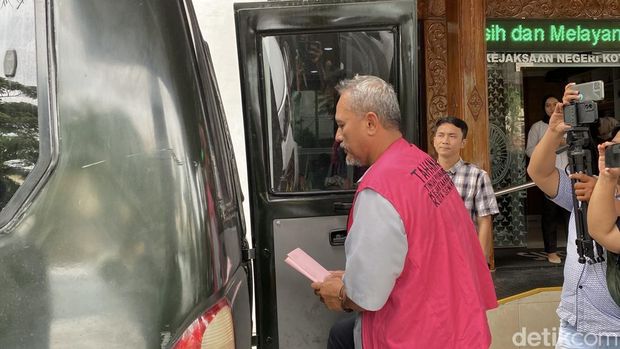 Dirut PT Daya Usaha Mandiri, CWW dijadikan tersangka kasus korupsi di Kejari Kota Semarang, Kecamatan Semarang Barat, Kota Semarang, Senin (8/12/2025).