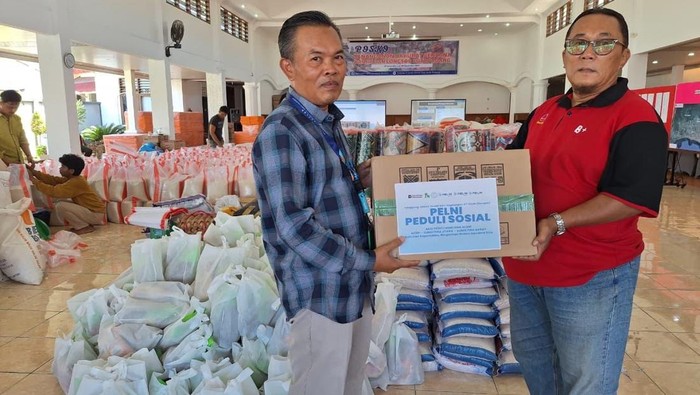PELNI Salurkan Bantuan Kemanusiaan bagi Warga Terdampak Banjir di Padang