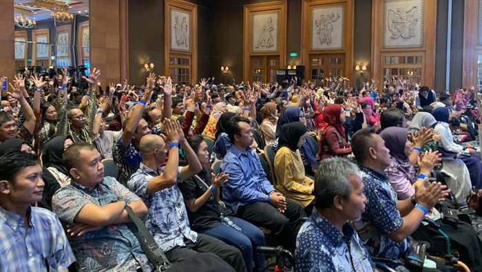 Peluncuran buku pedoman literasi keuangan bagi penyandang disabilitas kerja sama OJK-KONEKIN di Jakarta, Senin (8/12/2025)