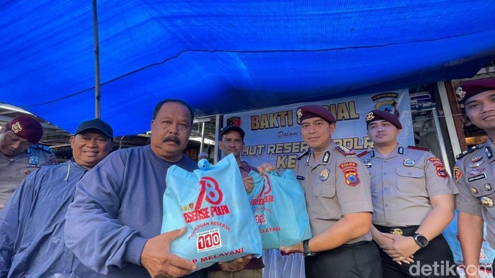 Pembagian sembako gratis peringatan HUT Reserse ke-78 di Banjarmasin.