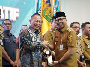 Gubernur Lampung Serahkan Penghargaan KIP 2025 ke Sejumlah OPD-Instansi