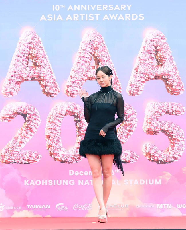 Seperti Yoona, Hyeri hadir di red carpet Asia Artist Awards 2025 dengan rambut dicepol, menampilkan kesan classy. Pemenang Best Actor ini berbalut gaun hitam turtle neck semi transparan. Foto: dok. Asia Artist Awards 2025