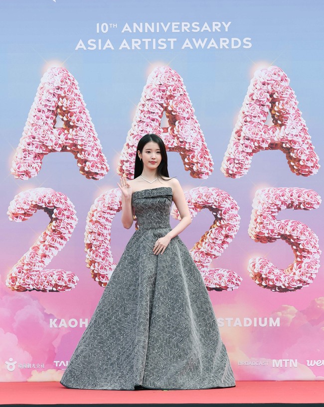 IU menjadi sorotan utama di Asia Artist Awards 2025 setelah memenangkan enam penghargaan sekaligus, termasuk Daesang Artist of the Year, Best Artist, dan Legendary Solo. Kekasih Lee Jong Suk itu tiba di red carpet dalam balutan gaun hitam-putih berpola chevron, dipadukan dengan kalung berlian yang mewah. Foto: dok. Asia Artist Awards 2025