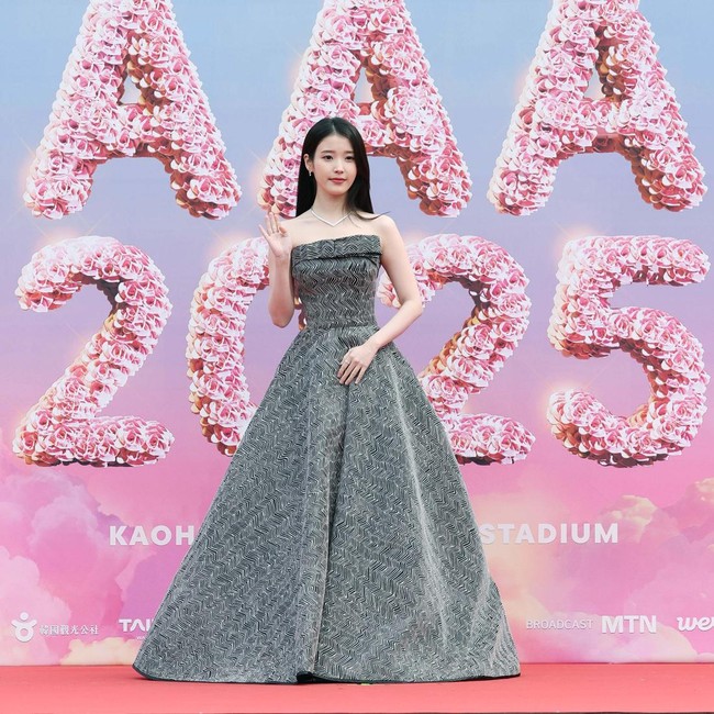 Adu Gaya Artis Wanita di Asia Artist Awards 2025, IU Borong Enam Piala