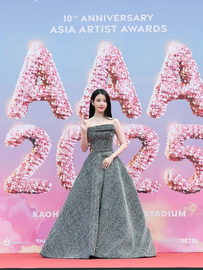 Adu Gaya Artis Wanita di Asia Artist Awards 2025, IU Borong Enam Piala