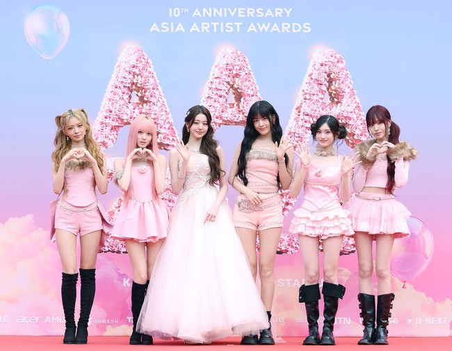 Girl group IVE memenangkan tiga penghargaan, sementara personelnya Jang Wonyoung menyabet tiga penghargaan pribadi di antaranya Grand Presence of KPop dan Symbol of AAA. Ia pun memakai gaun berbeda yang masih bernuansa pink, karena bertugas sebagai MC bersama Lee Jun Ho. Foto: dok. Asia Artist Awards 2025
