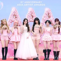 Girl group IVE memenangkan tiga penghargaan, sementara personelnya Jang Wonyoung menyabet tiga penghargaan pribadi di antaranya Grand Presence of KPop dan Symbol of AAA. Ia pun memakai gaun berbeda yang masih bernuansa pink, karena bertugas sebagai MC bersama Lee Jun Ho. Foto: dok. Asia Artist Awards 2025