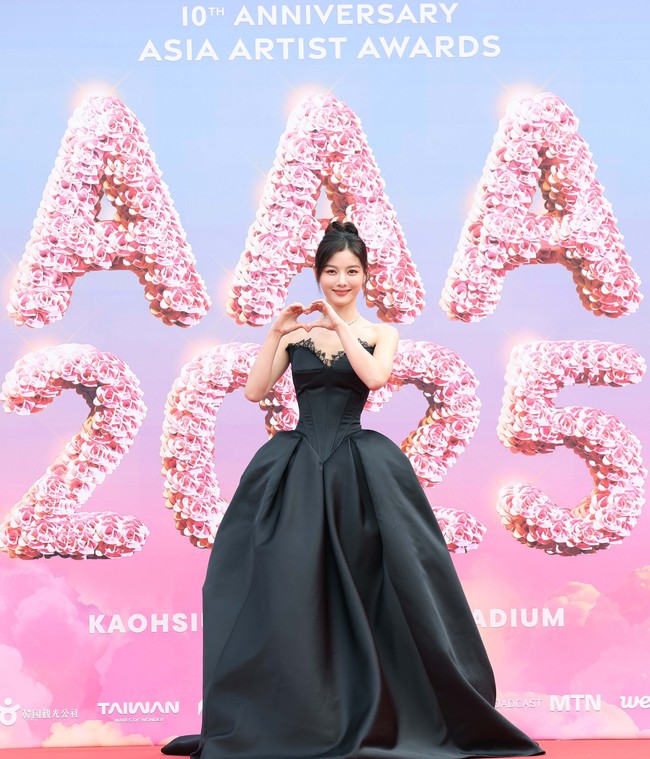 Bintang drama Korea Dear X, Kim Yoojung dinobatkan sebagai Best Artist dan Legendary Couple bersama Park Bo Gum (Love in the Moonlight). Ia memilih gaun corset hitam yang mengembang, dengan aksen renda pada cup sleeve. Foto: dok. Asia Artist Awards 2025
