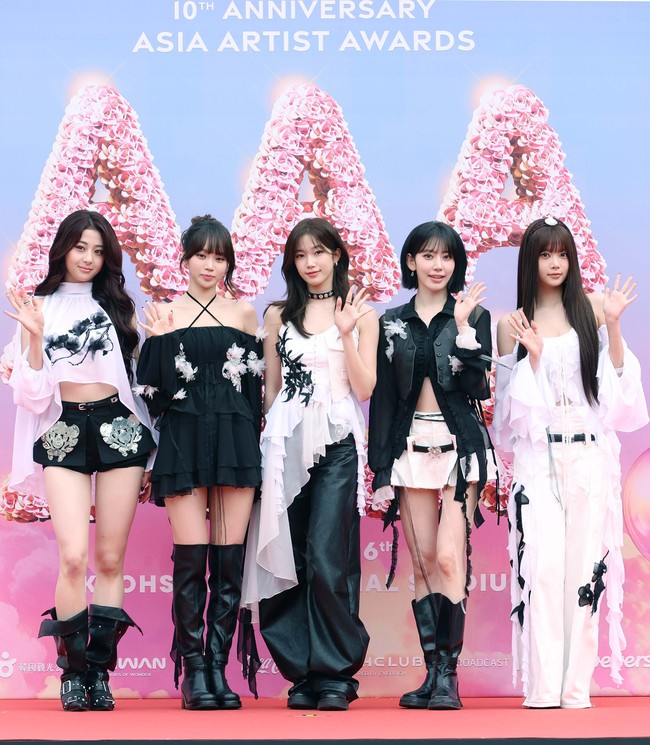 Penampilan LE SSERAFIM membuat suasana Asia Artist Awards 2025 semarak dengan aksi panggung dan penampilannya di red carpet. Yunjin, Chaewon, Kazuha, Sakura, dan Eunchae memborong piala Daesang Music Icon of the Year dan Best Artist, tampil dengan kostum bernuansa hitam-putih beraksen bunga dan ruffle. Foto: dok. Asia Artist Awards 2025