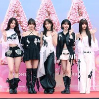 Penampilan LE SSERAFIM membuat suasana Asia Artist Awards 2025 semarak dengan aksi panggung dan penampilannya di red carpet. Yunjin, Chaewon, Kazuha, Sakura, dan Eunchae memborong piala Daesang Music Icon of the Year dan Best Artist, tampil dengan kostum bernuansa hitam-putih beraksen bunga dan ruffle. Foto: dok. Asia Artist Awards 2025