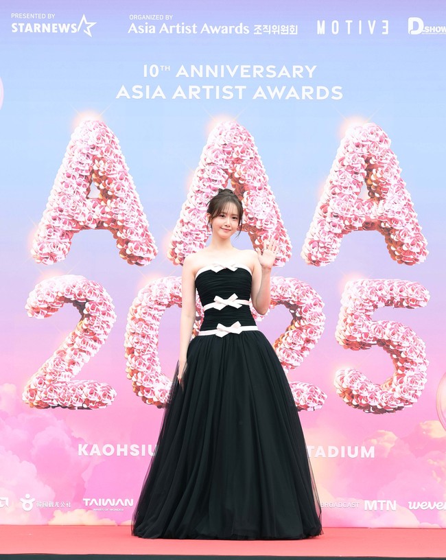 Yoona sukses membawa pulang piala Daesang Best Actress of the Year, Best Artist, dan Asia Artist Award. Tampil memikat dengan rambut dicepol dan soft bangs. Gayanya semakin anggun dalam balutan gaun hitam rancangan Richard Quinn, yang diberi aksen pita pink. Foto: dok. Asia Artist Awards 2025