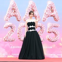 Yoona sukses membawa pulang piala Daesang Best Actress of the Year, Best Artist, dan Asia Artist Award. Tampil memikat dengan rambut dicepol dan soft bangs. Gayanya semakin anggun dalam balutan gaun hitam rancangan Richard Quinn, yang diberi aksen pita pink. Foto: dok. Asia Artist Awards 2025