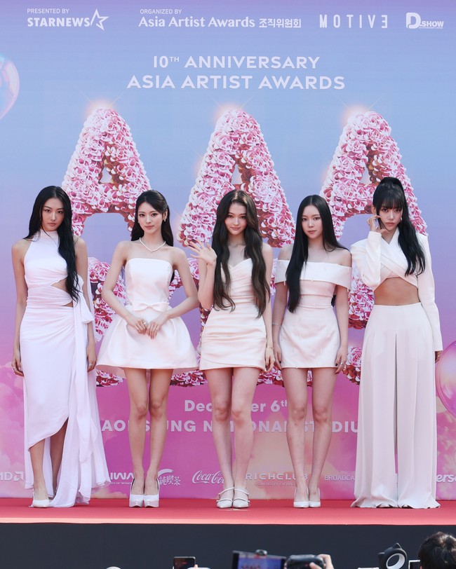 Kelima personel MEOVV Sooin, Gawon, Anna, Narin, dan Ella menjadi pemenang penghargaan Best Musician dan Best Music Video. Mereka tampil serasi memakai gaun cerah bernuansa krem, berbeda dengan tamu undangan lainnya. Foto: dok. Asia Artist Awards 2025