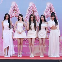 Kelima personel MEOVV Sooin, Gawon, Anna, Narin, dan Ella menjadi pemenang penghargaan Best Musician dan Best Music Video. Mereka tampil serasi memakai gaun cerah bernuansa krem, berbeda dengan tamu undangan lainnya. Foto: dok. Asia Artist Awards 2025