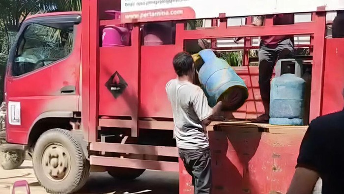 Jembatan Terputus, Warga Akhirnya Panggul LPG di Peusangan Lewat Sungai