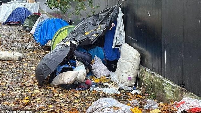 Gelandangan Bikin Tenda Depan Rumah Bangsawan, Polisi Turun Tangan