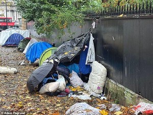 Gelandangan Bikin Tenda Depan Rumah Bangsawan, Polisi Turun Tangan