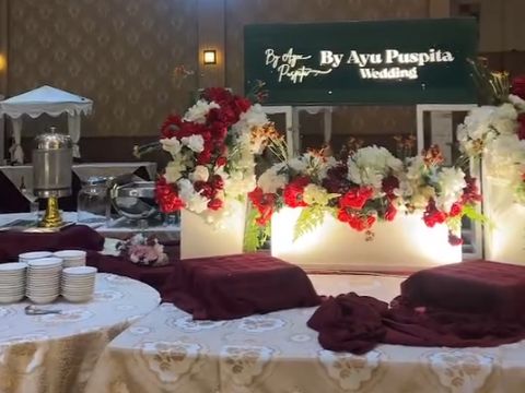 Pernikahan di Jakarta Barat hancur karena vendor katering tak sediakan makanan. Kasus viral! Owner ditangkap polisi & terbukti rugikan ratusan konsumen. Postingan tersebut langsung viral di media sosial.