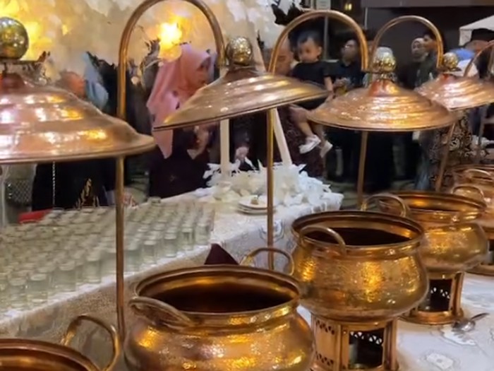 Pernikahan di Jakarta Barat hancur karena vendor katering tak sediakan makanan. Kasus viral! Owner ditangkap polisi & terbukti rugikan ratusan konsumen. Postingan tersebut langsung viral di media sosial.