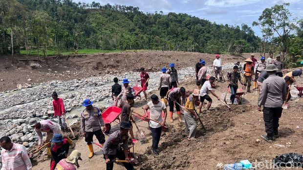 Personel Polda Riau di Kabupaten Agam Sumbar