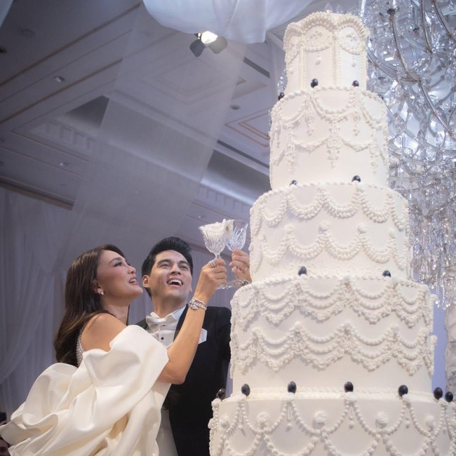 Spesial! 8 Pasangan Seleb Indonesia Ini Hadirkan Wedding Cake Unik