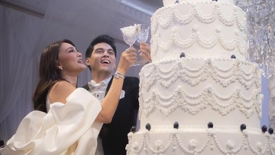 Spesial! 8 Pasangan Seleb Indonesia Ini Hadirkan Wedding Cake Unik