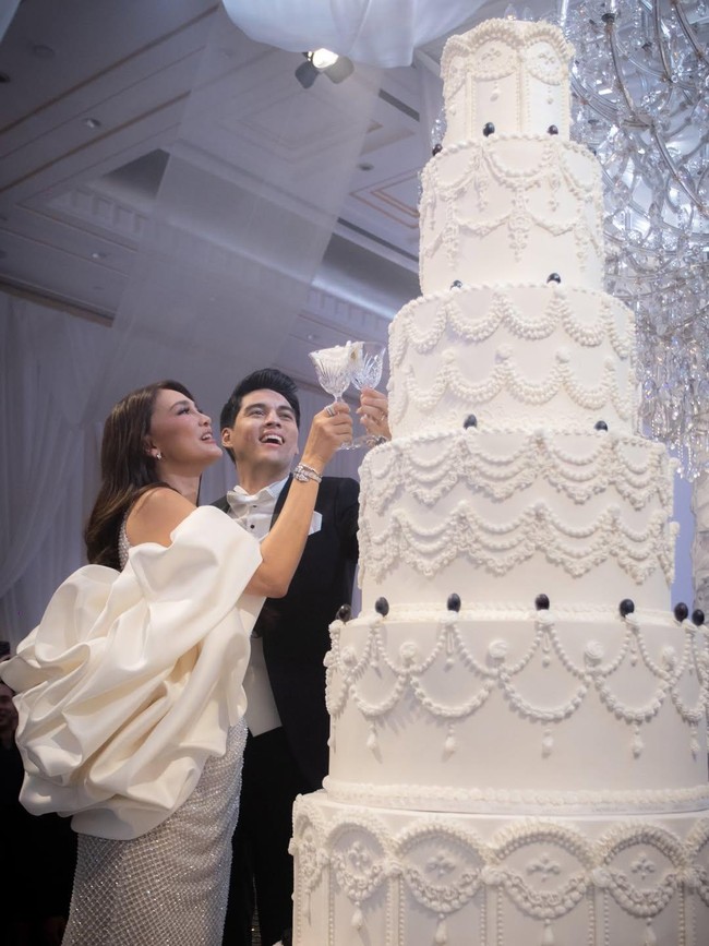 Spesial! 8 Pasangan Seleb Indonesia Ini Hadirkan Wedding Cake Unik