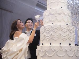 Spesial! 8 Pasangan Seleb Indonesia Ini Hadirkan Wedding Cake Unik