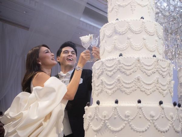 Spesial! 8 Pasangan Seleb Indonesia Ini Hadirkan Wedding Cake Unik