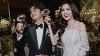 Arbani Yasiz dan Raissa Ramadhani juga menghadirkan millefoglie yang tengah menjadi tren wedding cake itu. Mereka tak menghadirkan kue yang besar, tapi cukup memuaskan untuk disantap bersama gelas cantik. Foto: Instagram