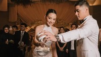 Alyssa Daguise dan Al Ghazali mencuri perhatian beberapa waktu lalu. Begitu juga dengan wedding cake-nya yang cantik. Mereka menghadirkan millefoglie topping ceri dan blackberry. Millefoglie adalah wedding cake khas Italia, berupa kue pastry berlapis yang diberi krim. Foto: Instagram