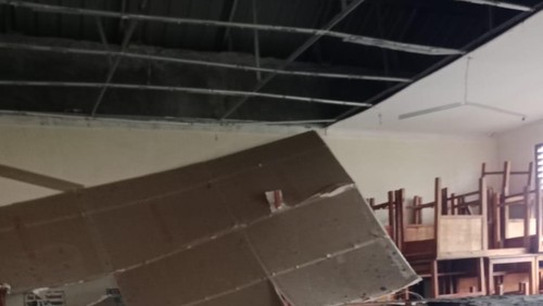 Plafon SDK Lewotolok 1 ambruk akibat hujan deras, Senin (8/12/2025). (Istimewa)