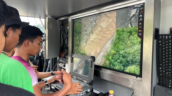 Polda Riau Kerahkan Drone Cari Personel yang Hilang di Padang Panjang