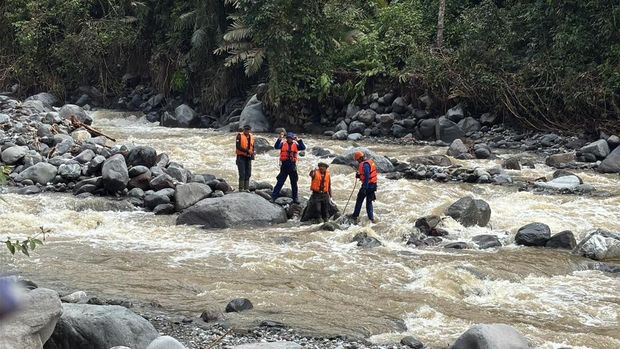 Polda Riau mengerahkan drone untuk memaksimalkan pencarian personelnya yang hilang saat galodo di Padang Panjang, Senin (8/12/2025).