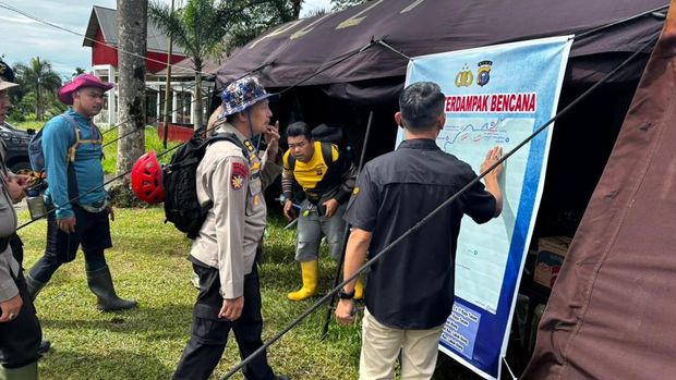 Polda Riau mengerahkan drone untuk memaksimalkan pencarian personelnya yang hilang saat galodo di Padang Panjang, Senin (8/12/2025).