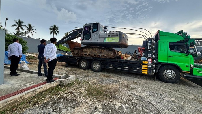Polisi mengamankan ekskavator dari lokasi tambang emas ilegal di Boalemo.