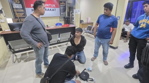 Polisi menginterogasi Rara Leo Adjie, pelaku penikaman terhadap karyawan Alfamart bernama Asyari di Prailiu, Kecamatan Kambera, Sumba Timur, NTT, Senin (8/12/2025). (Dok. Polres Sumba Timur)